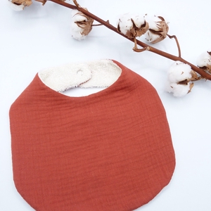 Grand bavoir Timéo en coton biologique - terracotta