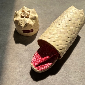 Les espadrilles Diamond Rouge Coquelicot dans leur grand écrin naturel