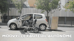 Le fauteuil autonome et robotisé qui se charge tout seul à l'arrière de la vo...