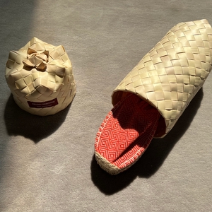 Les espadrilles Diamond Orange Corail dans leur grand écrin naturel