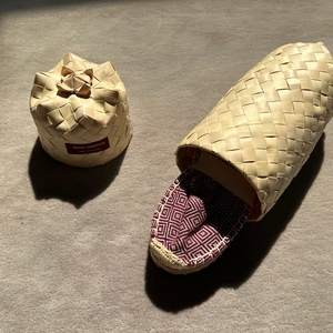 Les espadrilles Diamond Bordeaux dans leur grand écrin naturel