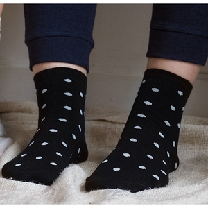 Les chaussettes basses à pois en coton BIO | Noir/blanc