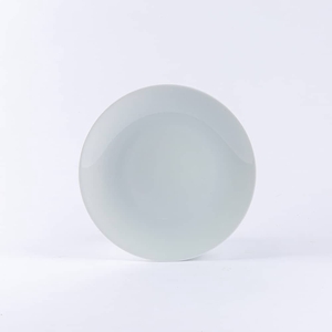 L'assiette ronde en porcelaine blanche de Limoges